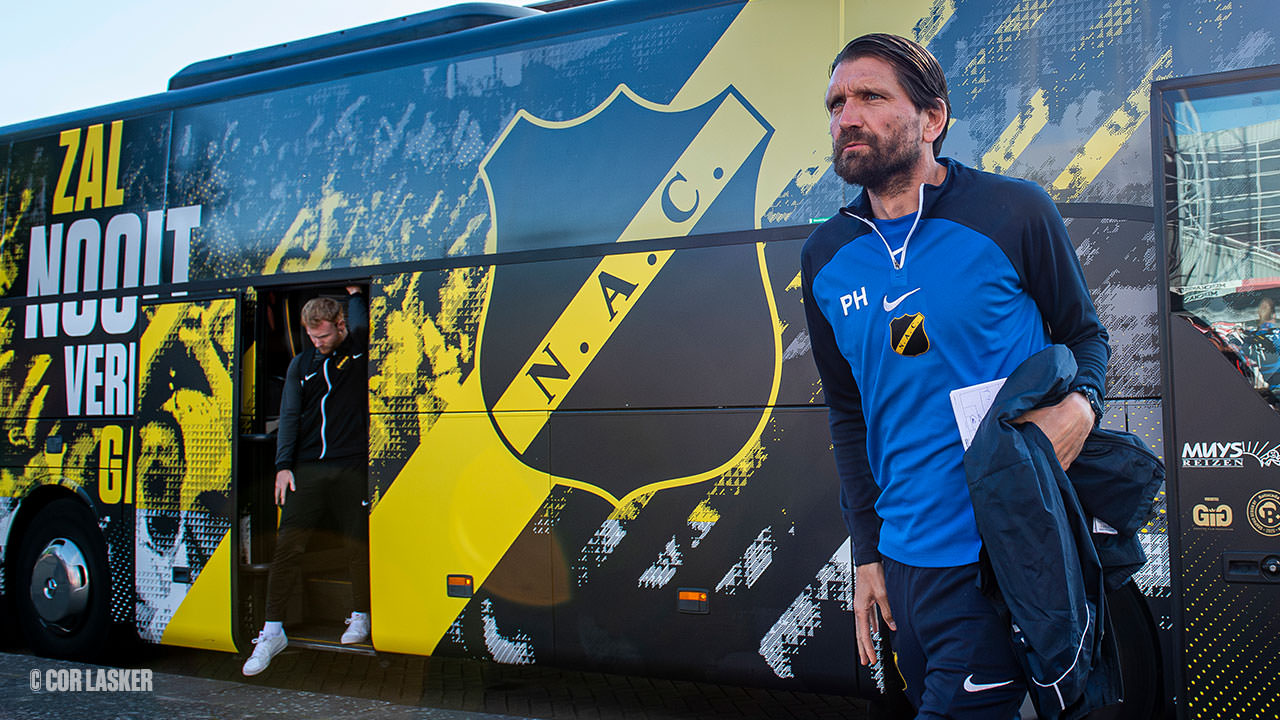 Peter Hyballa vor dem Mannschaftsbus des niederländischen Zweitligisten NAC Breda